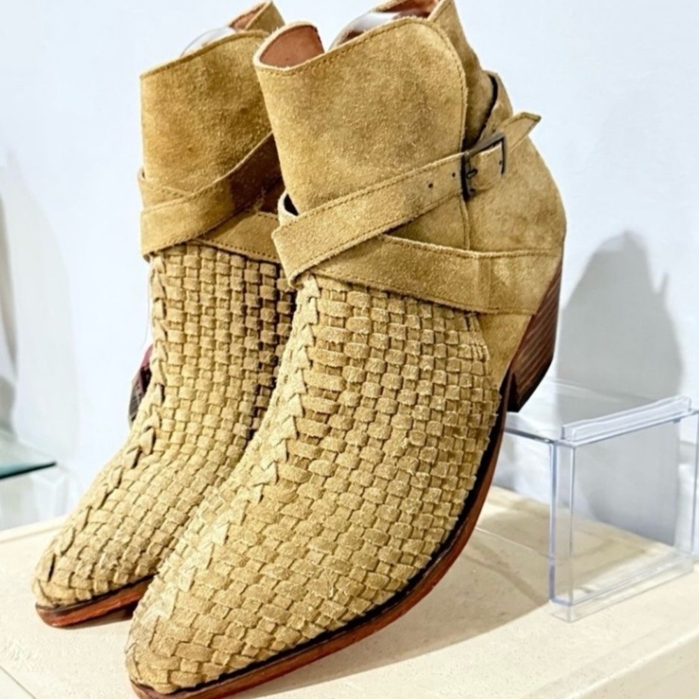 Free People Tan Venture Suede Ankle Boots
Distressed Boho Booties Size 40 NWT - Picture 7 of 9